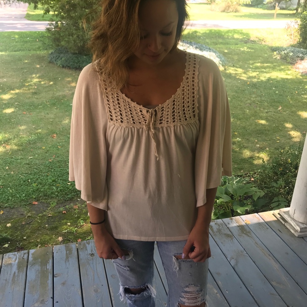 Loose sleeved shirt